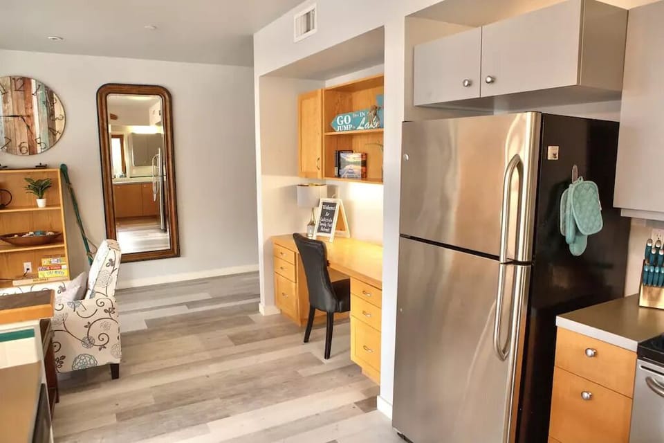 Desk/Kitchen