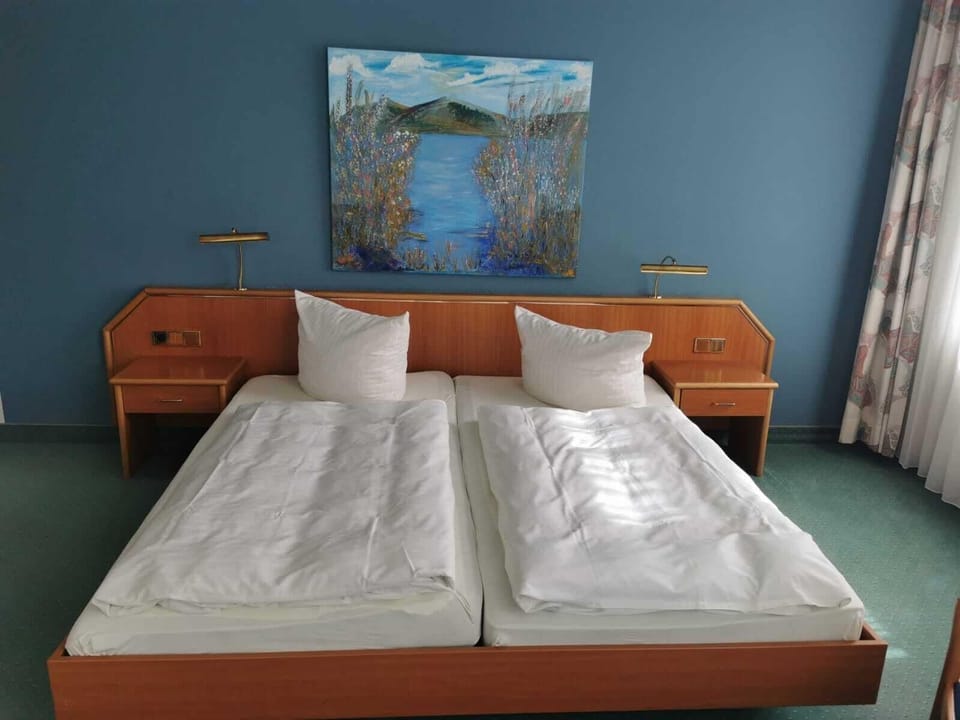 Desk, laptop workspace, WiFi (free), bed sheets