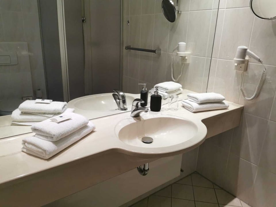 Standard Double or Twin Room, Non Smoking | Bathroom | Shower, hydromassage showerhead, hair dryer