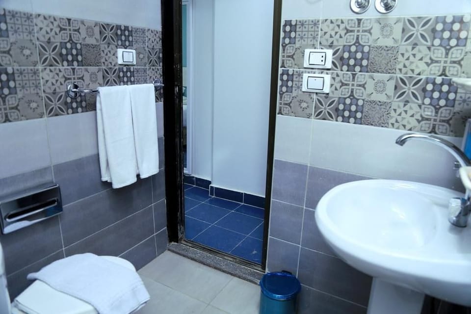 Rainfall showerhead, eco-friendly toiletries