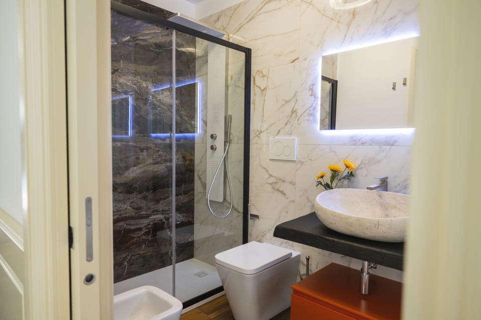Executive Double Room | Bathroom | Shower, hydromassage showerhead, hair dryer, slippers