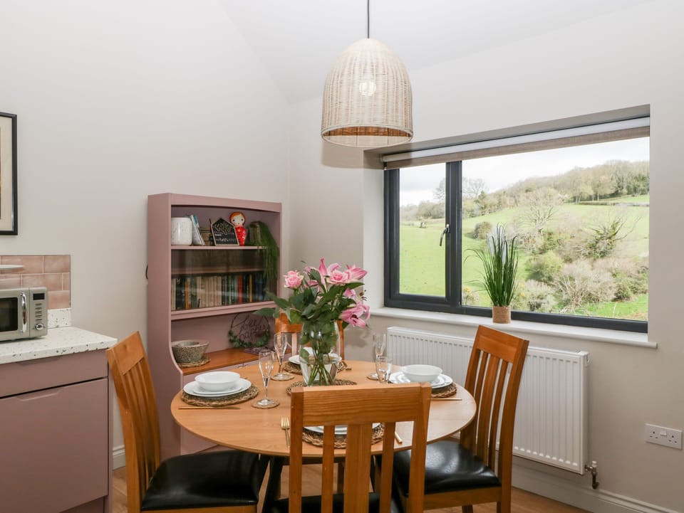 Cottage | Dining