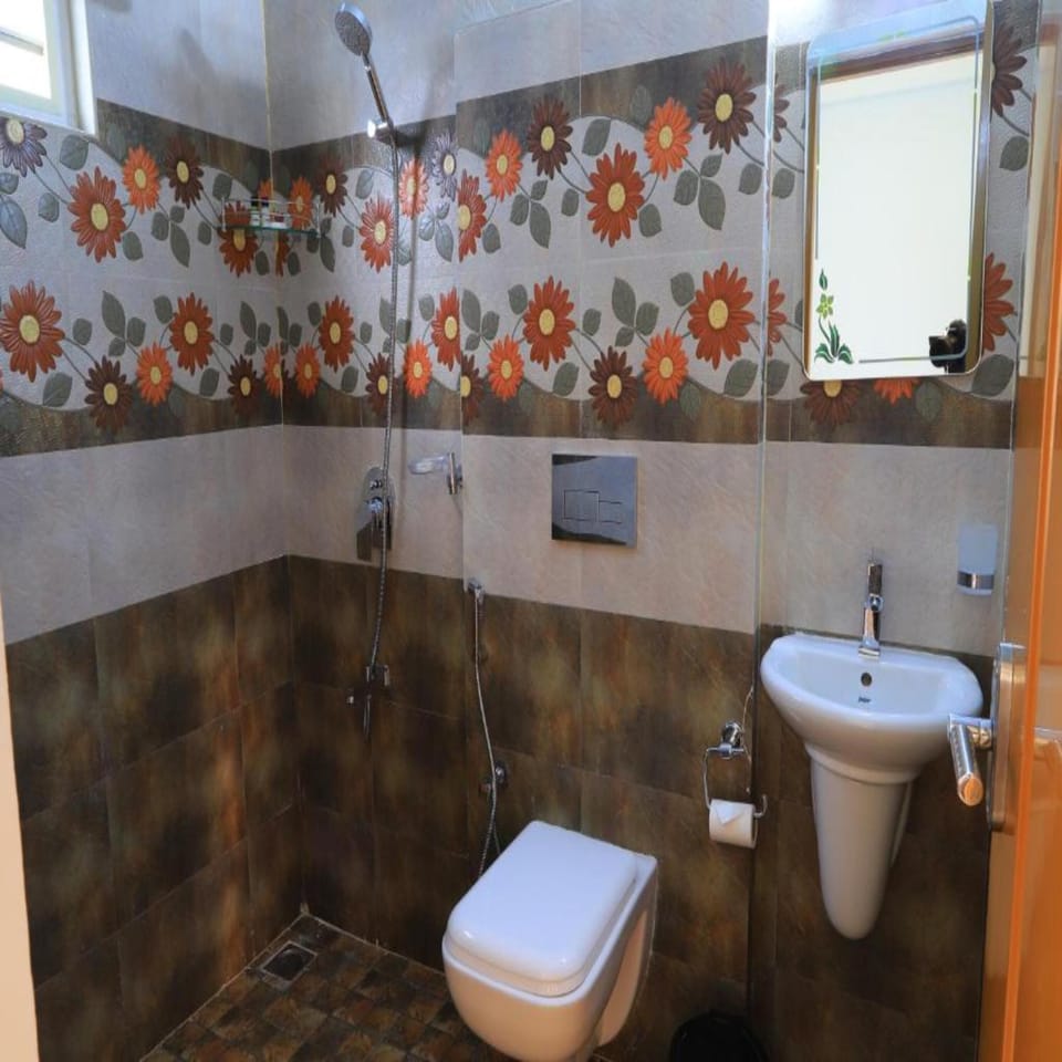 Deluxe Double Room | Bathroom | Shower, rainfall showerhead, towels, soap