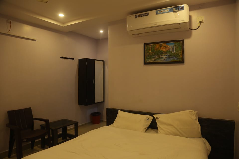 Deluxe Double Room | Living area | 21-inch TV with satellite channels
