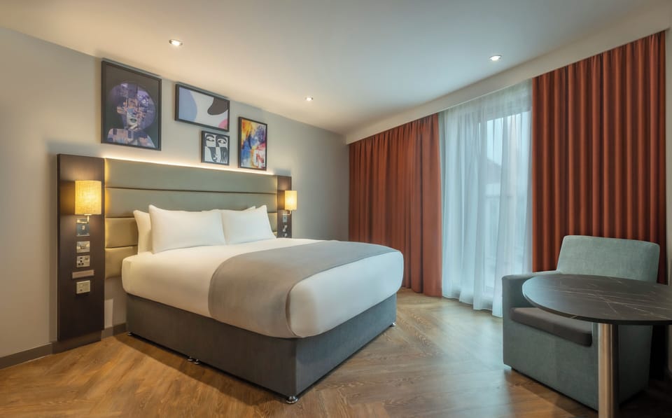 Deluxe Double Room | Hypo-allergenic bedding, pillowtop beds, in-room safe, desk