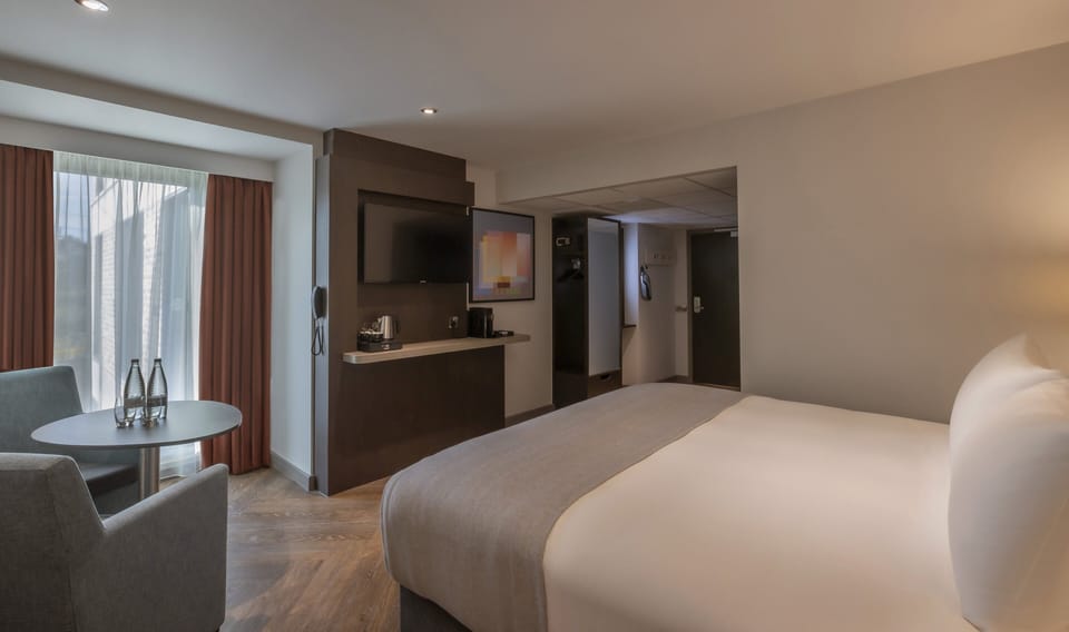 Executive King Room | Hypo-allergenic bedding, pillowtop beds, in-room safe, desk