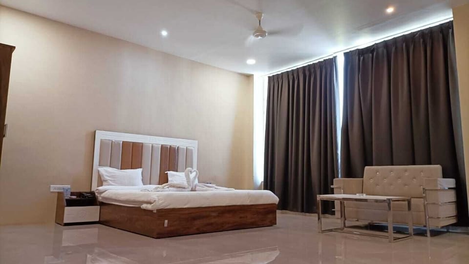 Royal Room | Desk, WiFi (free), bed sheets