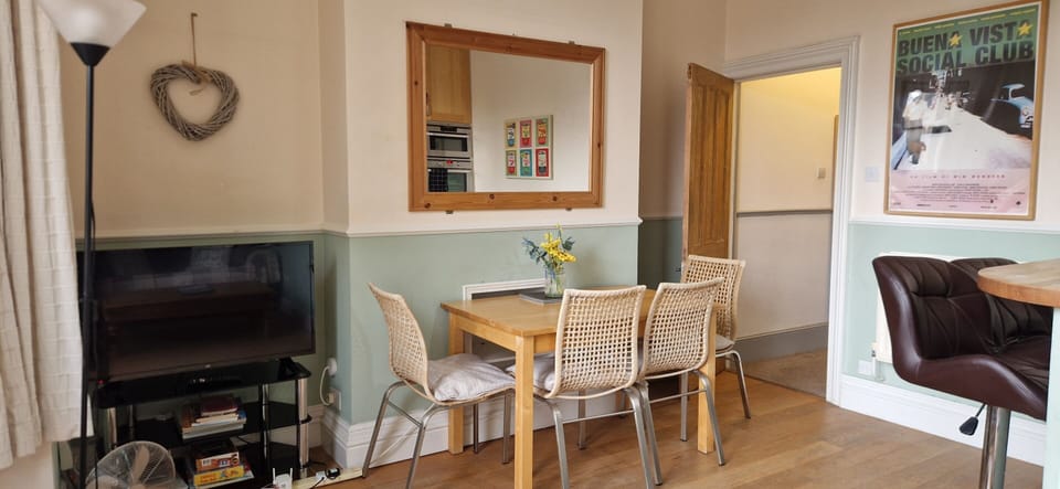 Classic Apartment, Private Bathroom | Dining