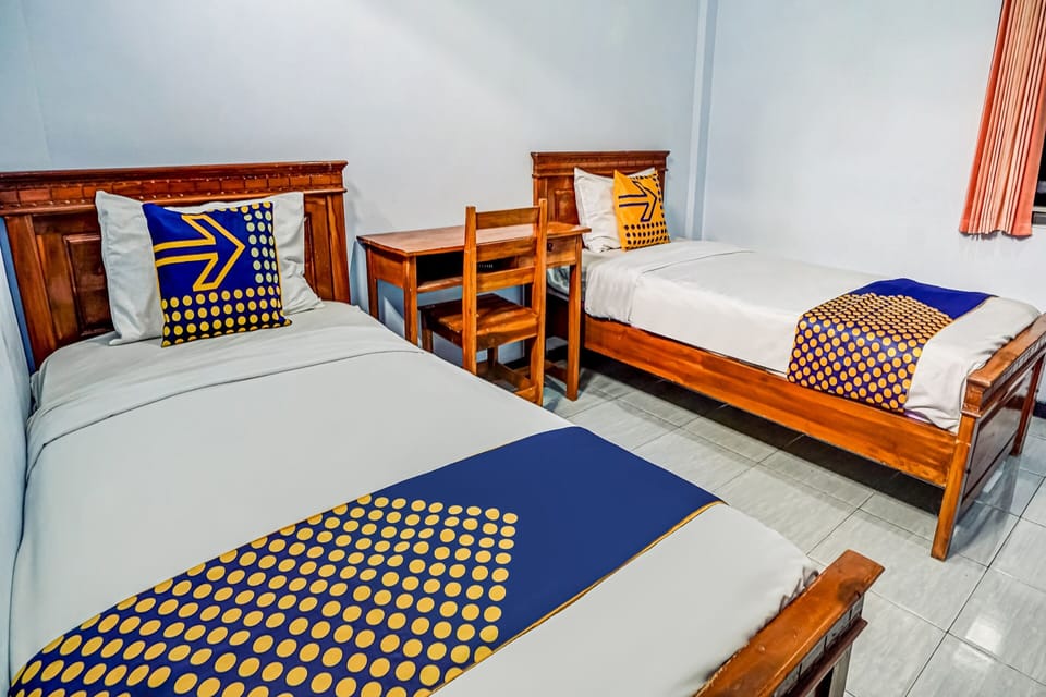 Basic Twin Room | Desk, laptop workspace, free WiFi, bed sheets