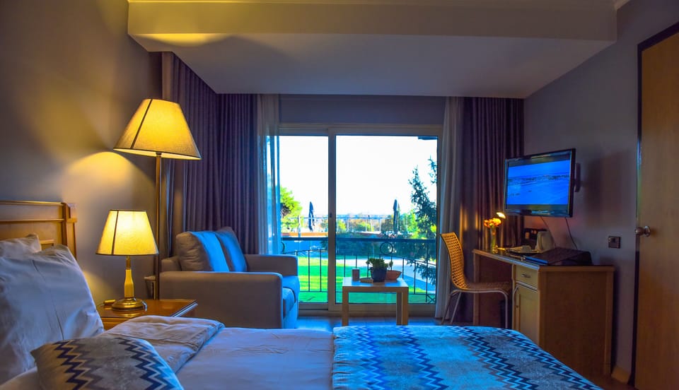 Comfort Room | Egyptian cotton sheets, premium bedding, down comforters, minibar