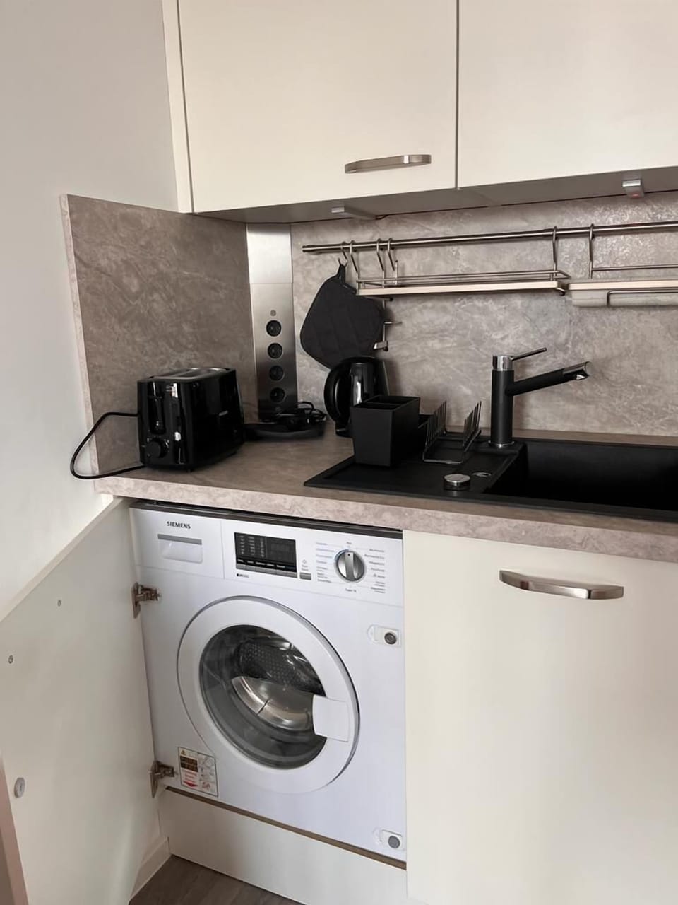 Apartment | Private kitchen | Fridge, oven, stovetop, coffee/tea maker