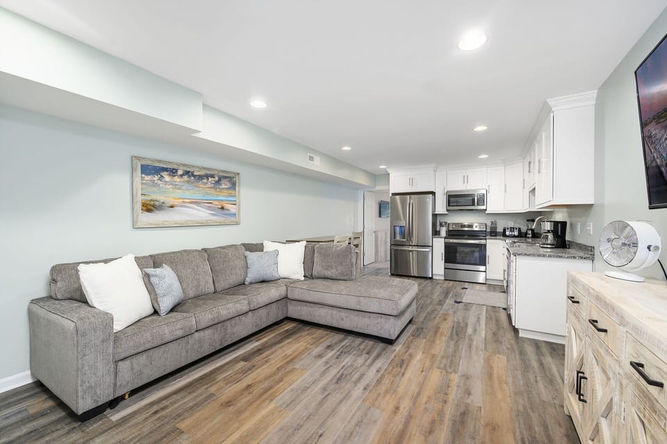 Beautiful and newly renovated Open Living!