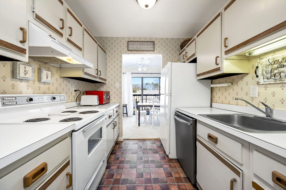 Mealtime is a bay breeze in the well-stocked Kitchen.