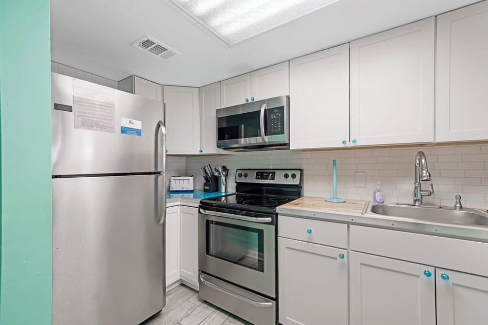 This full kitchen has everything you need to feel right at home!