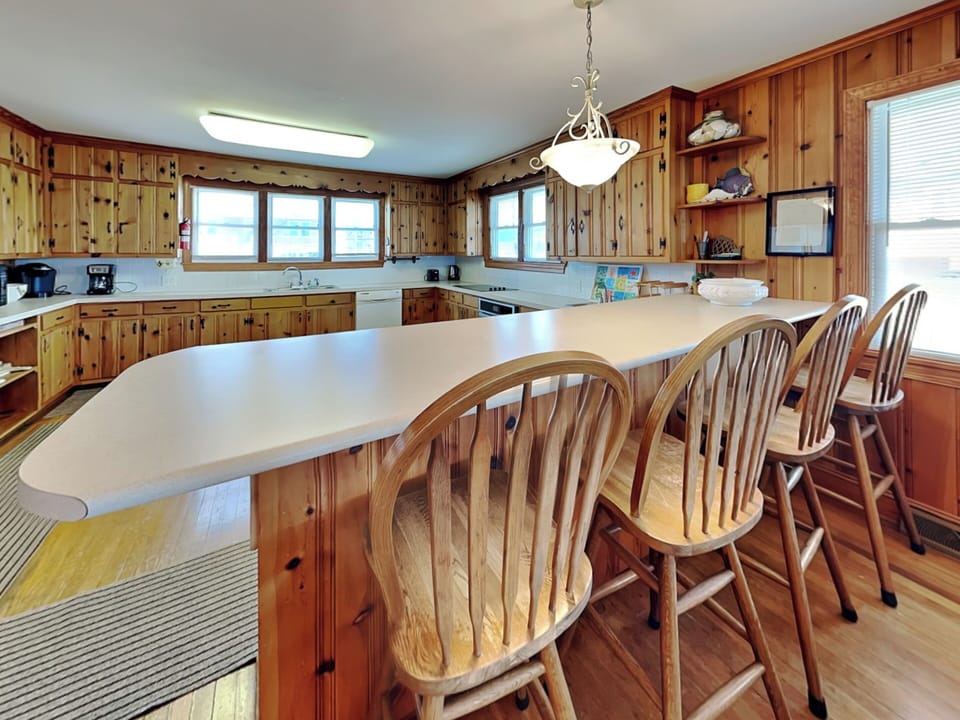 Full Size Kitchen with Breakfast Bar