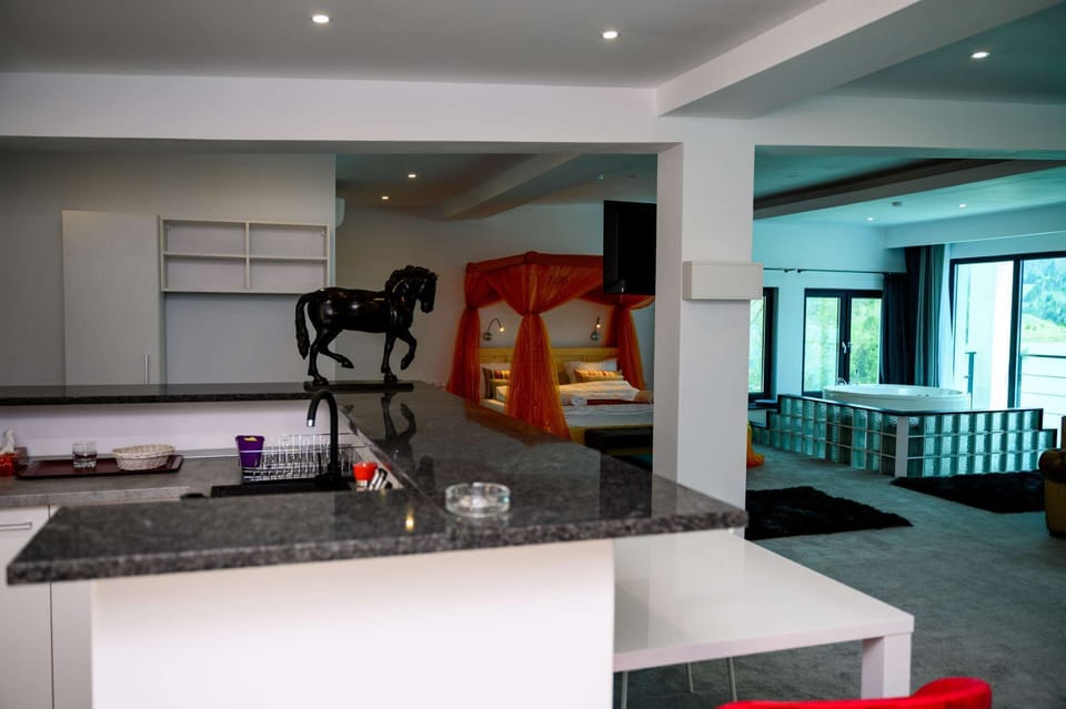 5. Deluxe Apartment with Hot Tub next to the lake