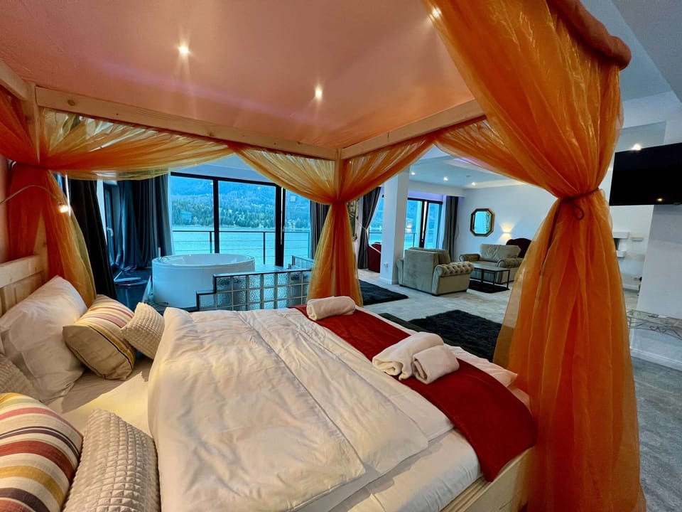 6. Deluxe Apartment with Hot Tub next to the lake