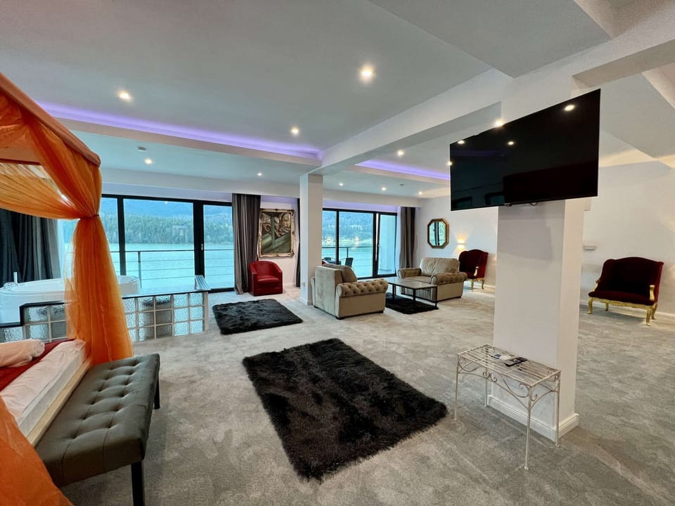 9. Deluxe Apartment with Hot Tub next to the lake