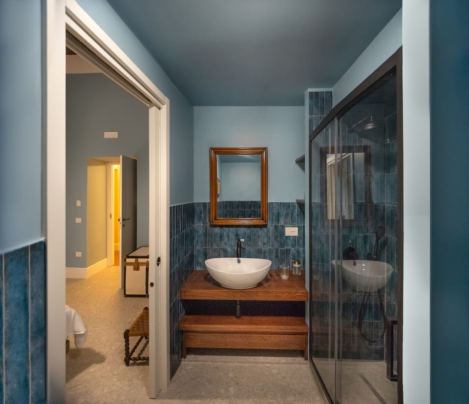 Deluxe Triple Room | Bathroom | Shower, rainfall showerhead, free toiletries, hair dryer