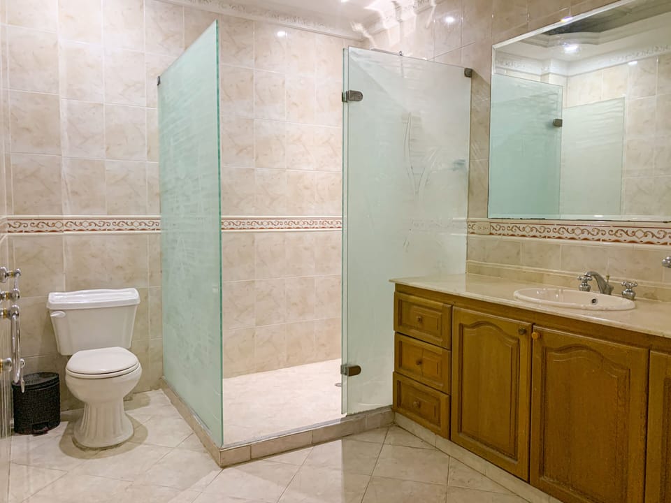 Superior Double Room | Bathroom | Rainfall showerhead, free toiletries, hair dryer, slippers
