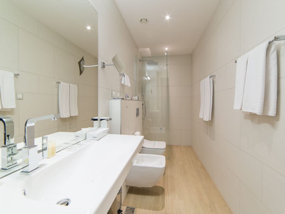 Bathroom | Free toiletries, bathrobes, slippers