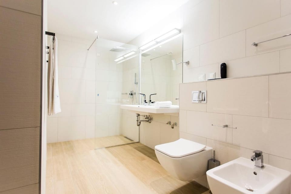 Bathroom | Free toiletries, bathrobes, slippers