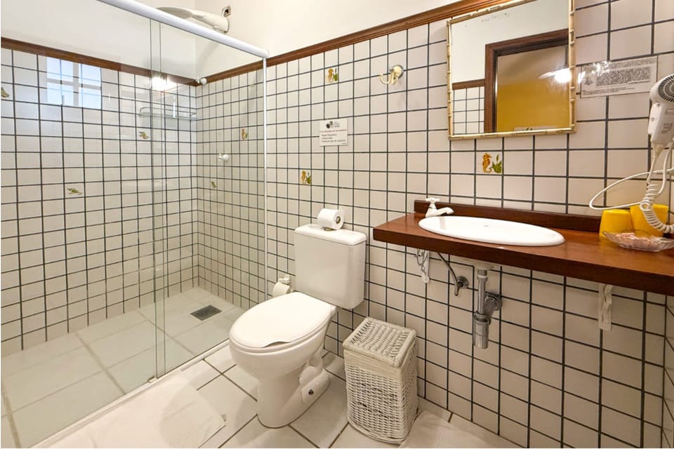 Deluxe Double or Twin Room, Multiple Beds | Bathroom | Towels