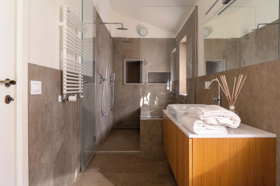 Camera Blue | Bathroom | Combined shower/tub, rainfall showerhead, free toiletries, hair dryer