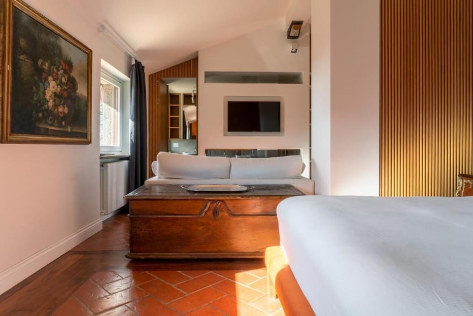 Camera Arancio | Individually decorated, individually furnished, laptop workspace