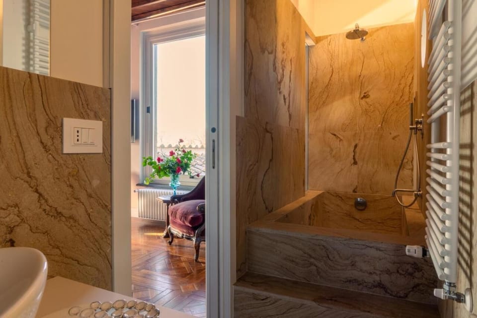 Deluxe Suite | Bathroom | Combined shower/tub, rainfall showerhead, free toiletries, hair dryer