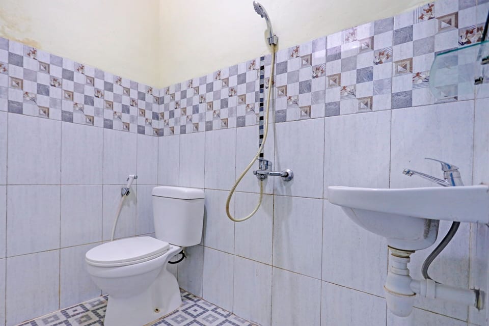 Deluxe Double Room | Bathroom | Shower, towels