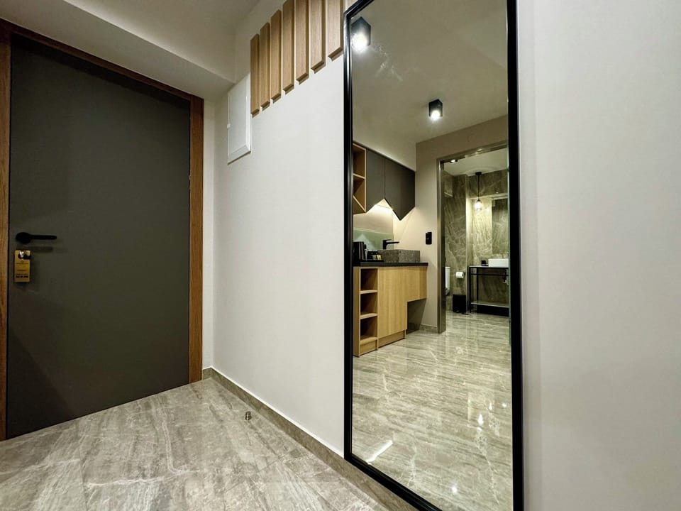 Luxury Studio Suite, Hot Tub, Ground Floor | In-room safe, individually furnished, desk, blackout drapes