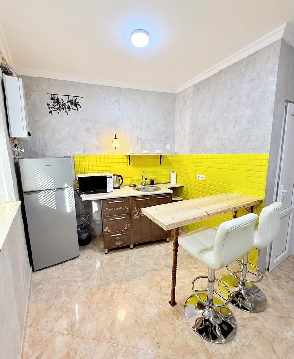 Family Duplex | Private kitchenette | Mini-fridge, microwave, electric kettle, cleaning supplies