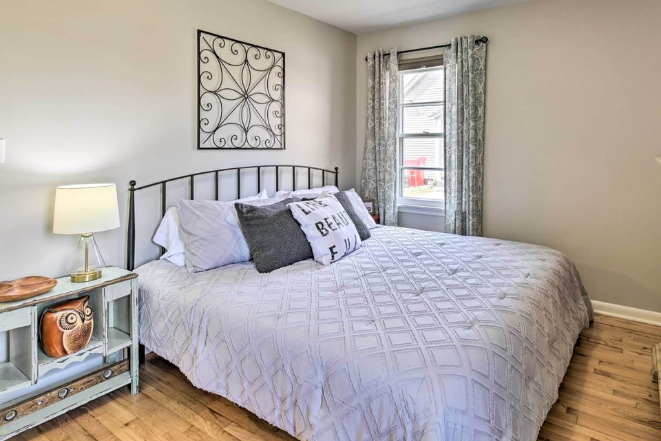 Bedroom 1 | King Bed | Smart TV