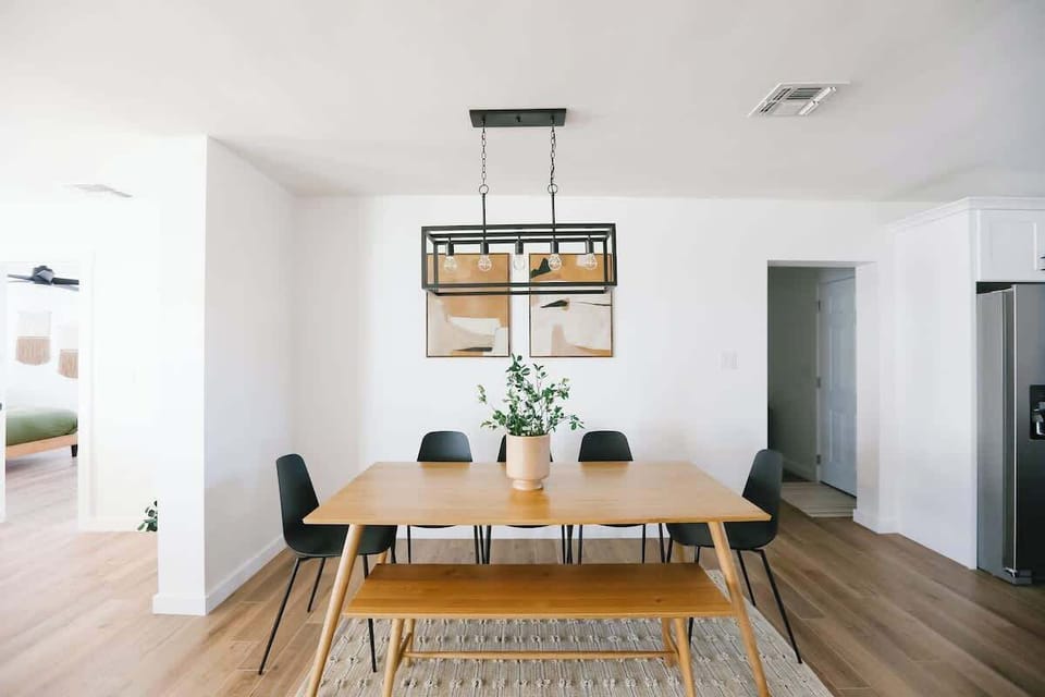 Enjoy great meals with the whole family at this large dining table