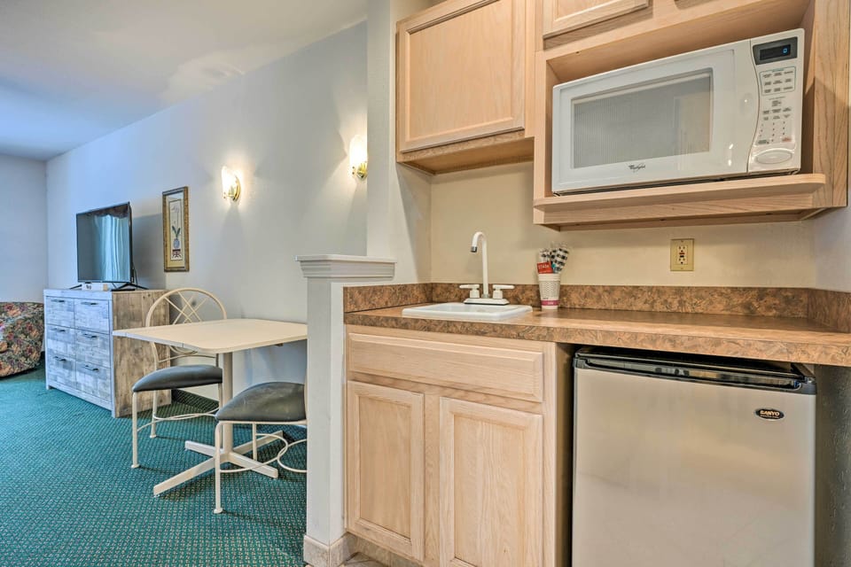 Kitchenette | Single-Story Studio | 2nd-Floor Unit