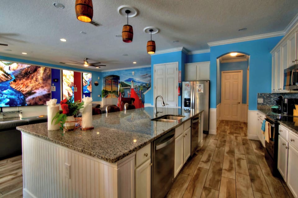 House, Ensuite, Garden View | Private kitchen | Full-size fridge, microwave, oven, stovetop