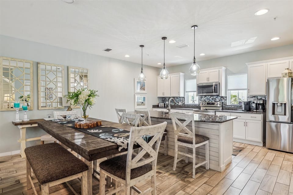 Key Breezes main level dining area 8a3818