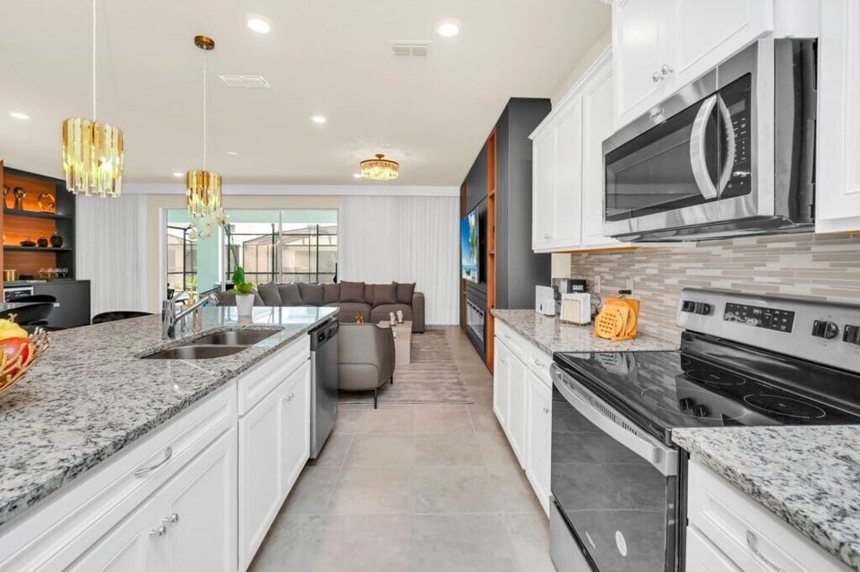 Business House | Private kitchen | Full-size fridge, microwave, oven, stovetop