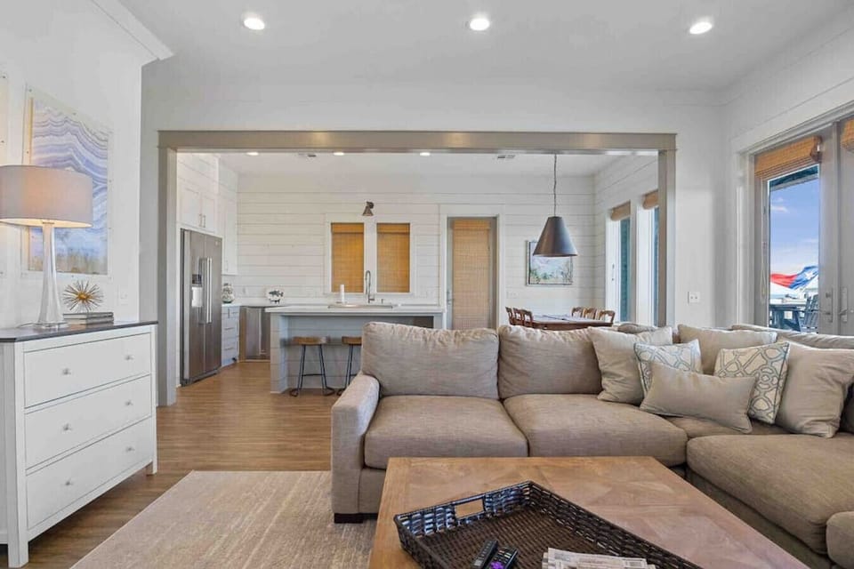 Room for everyone to sprawl after dinner.