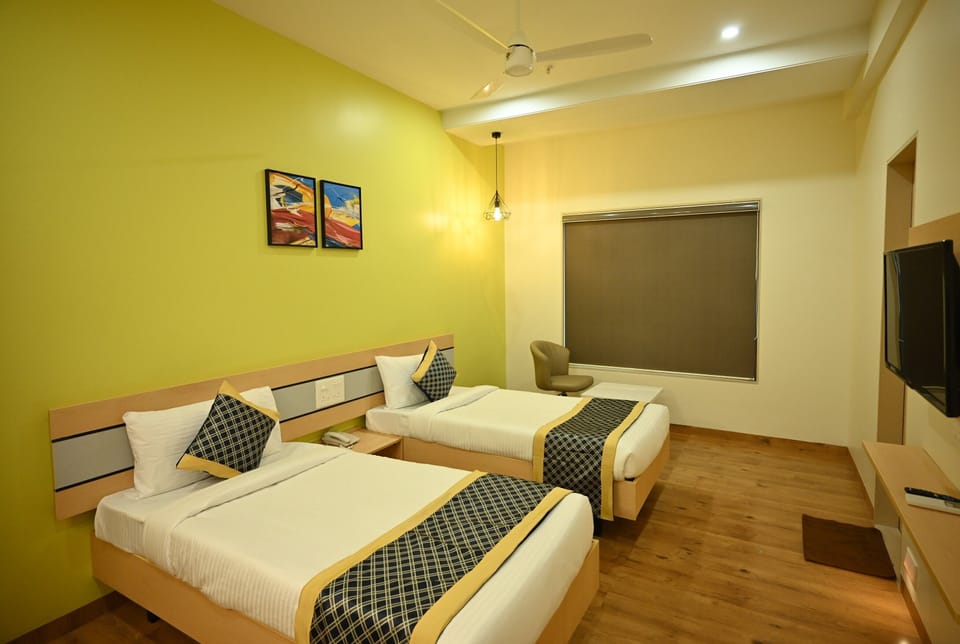 Executive Twin Room | Iron/ironing board (on request), WiFi (free), bed sheets