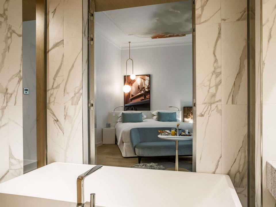 Junior Suite, 1 Queen Bed | Premium bedding, minibar, in-room safe, blackout drapes