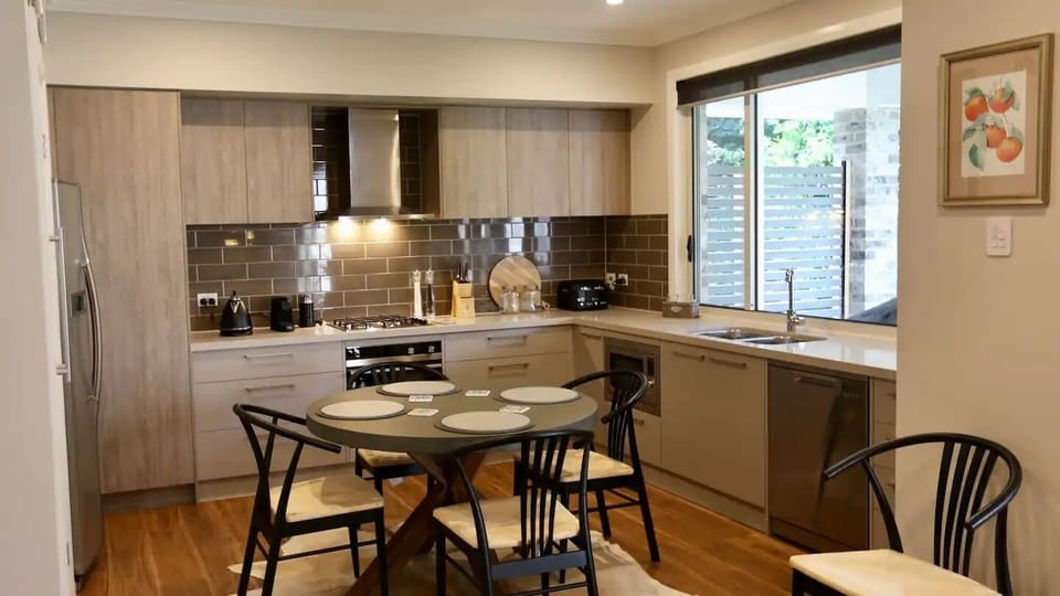 Full kitchen with gas hob and oven

