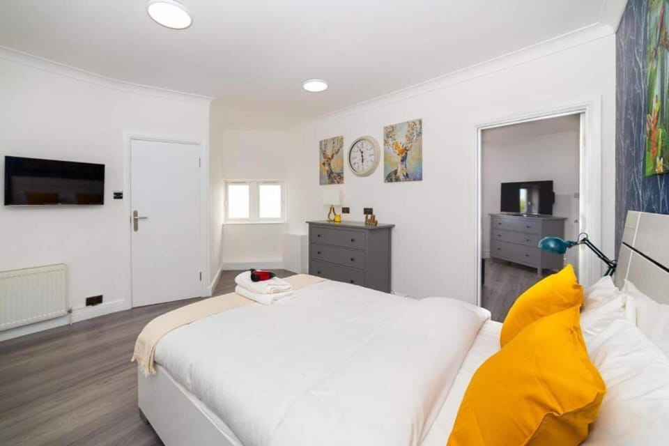 Deluxe Quadruple Room | Iron/ironing board, free WiFi, bed sheets