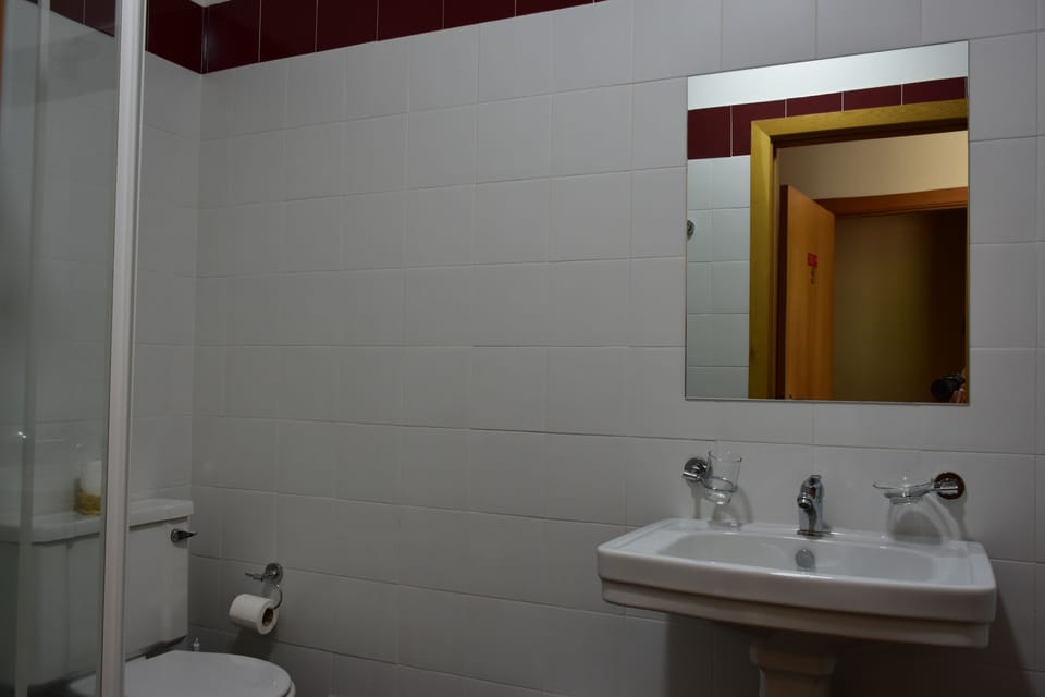 Double Room | Bathroom | Shower, free toiletries, towels
