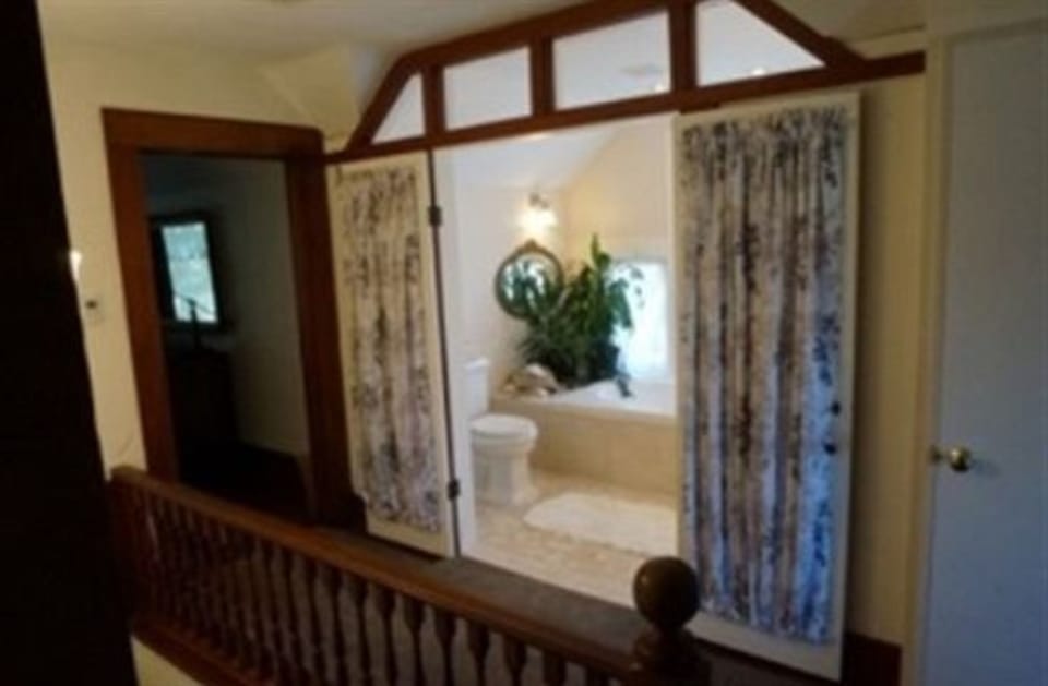 Classic Twin Room, 2 Twin Beds, Shared Bathroom, Garden View | Bathroom | Free toiletries, hair dryer, bathrobes, towels