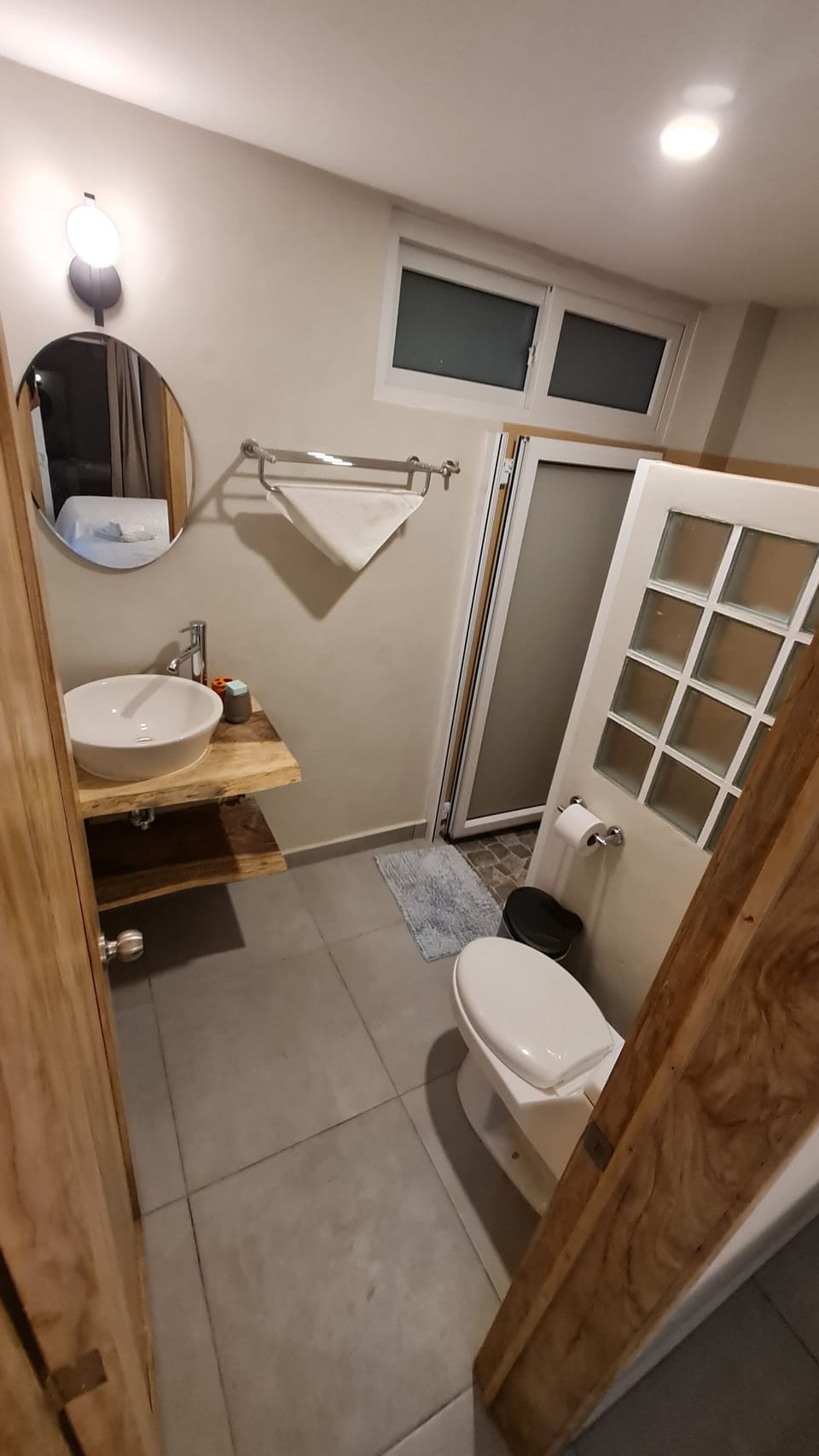 Honeymoon Room (King Suite with Ocean View) | Bathroom | Shower, rainfall showerhead, free toiletries, towels