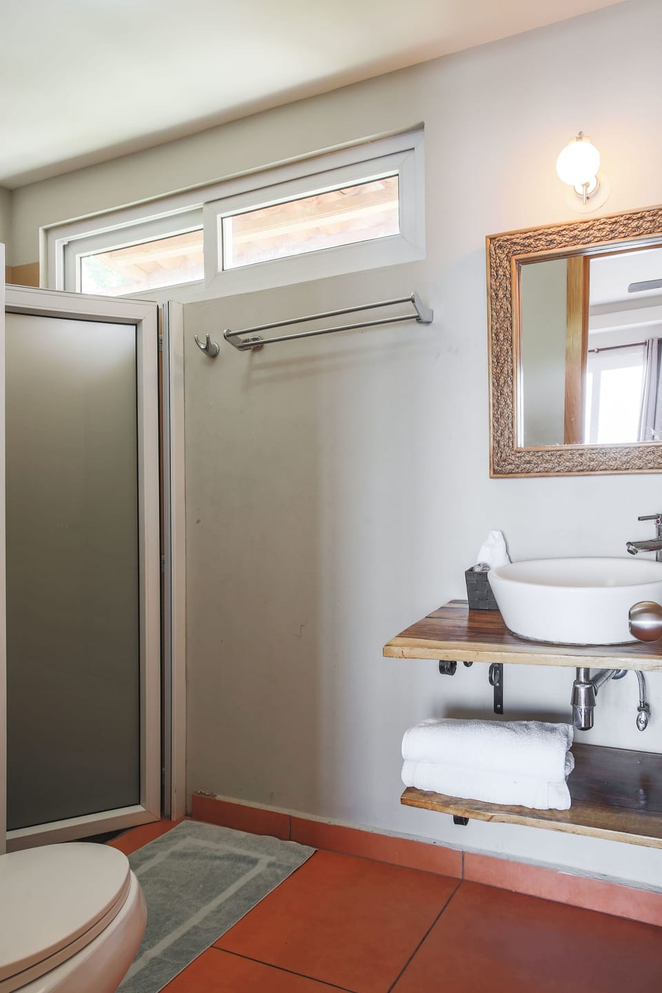 Shower, rainfall showerhead, free toiletries, towels