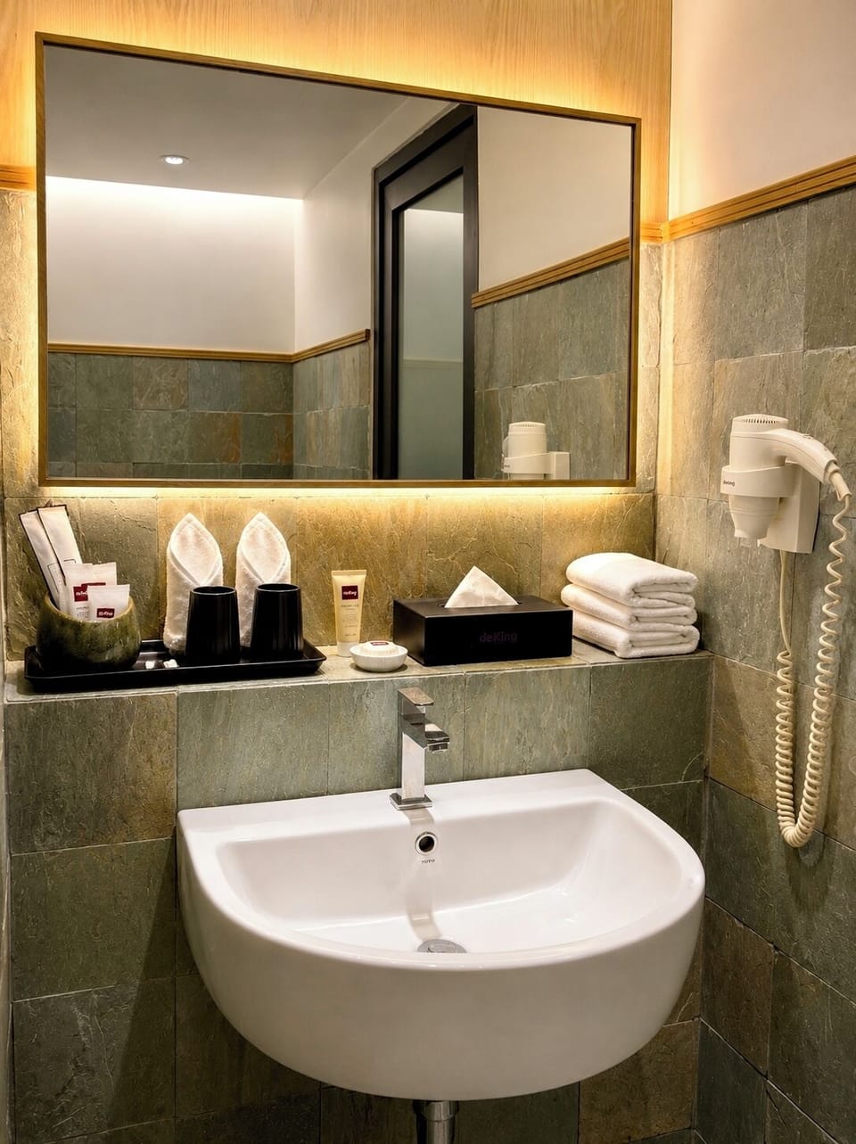 Shower, rainfall showerhead, free toiletries, hair dryer