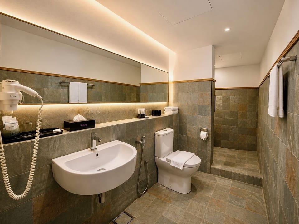Superior Triple - Window | Bathroom | Shower, rainfall showerhead, free toiletries, hair dryer